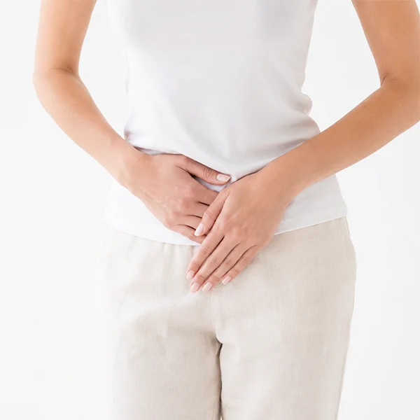 Endometriose – Beschwerden im Unterbauch Frau hält sich bei Endometriose-Beschwerden den Unterbauch